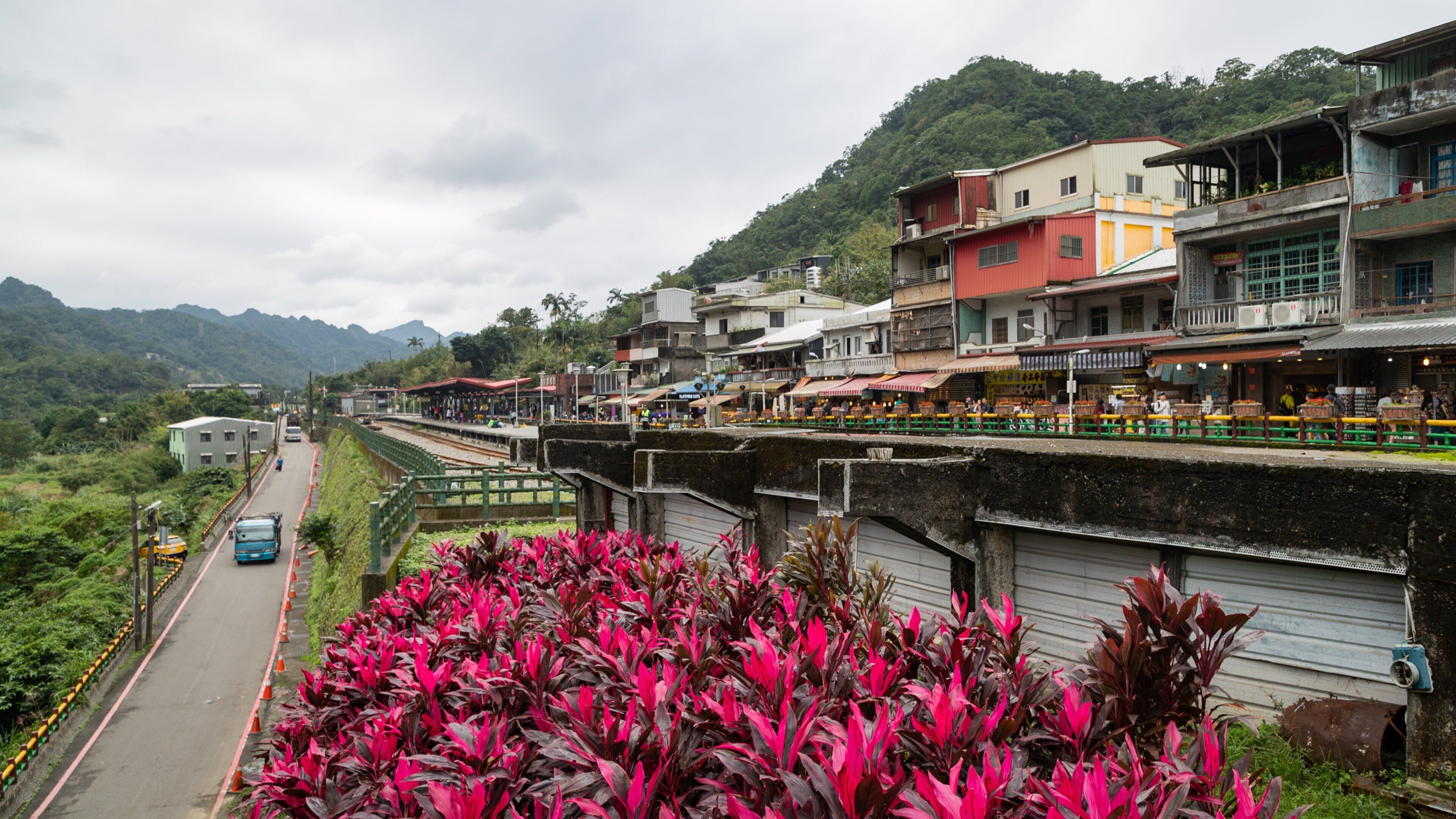Shifen featuring a small town or village and landscape views