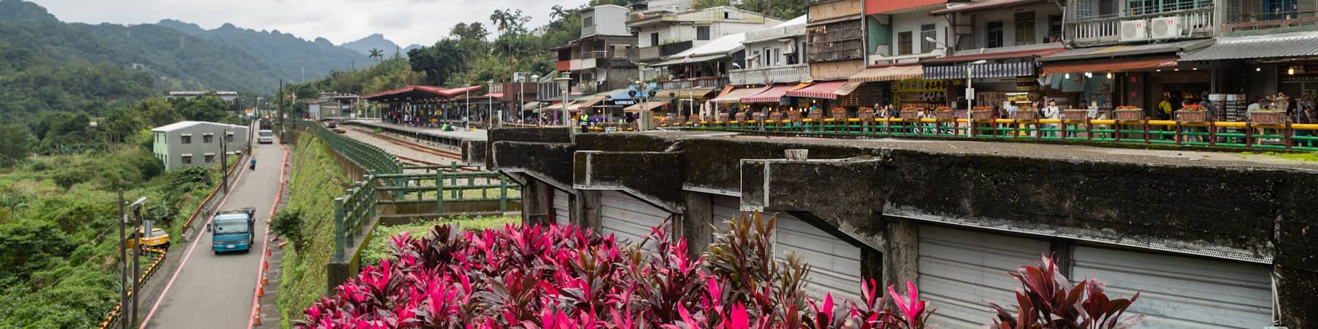 Shifen featuring a small town or village and landscape views