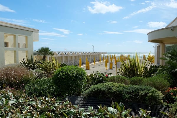 Great beach! Perfect place to have a walk in the evening when the sun sets. Awesome view for a romantic time.