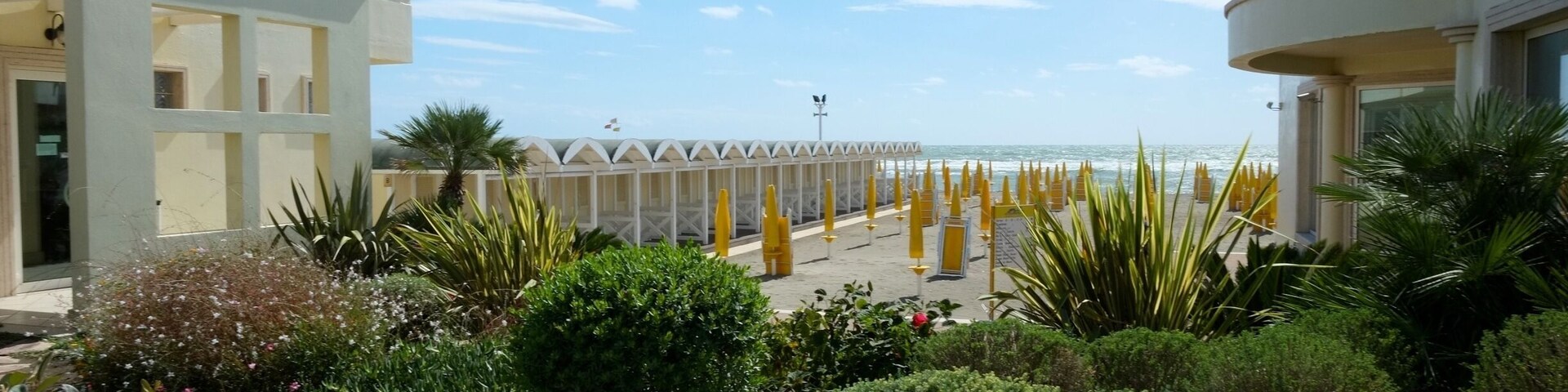 Great beach! Perfect place to have a walk in the evening when the sun sets. Awesome view for a romantic time.