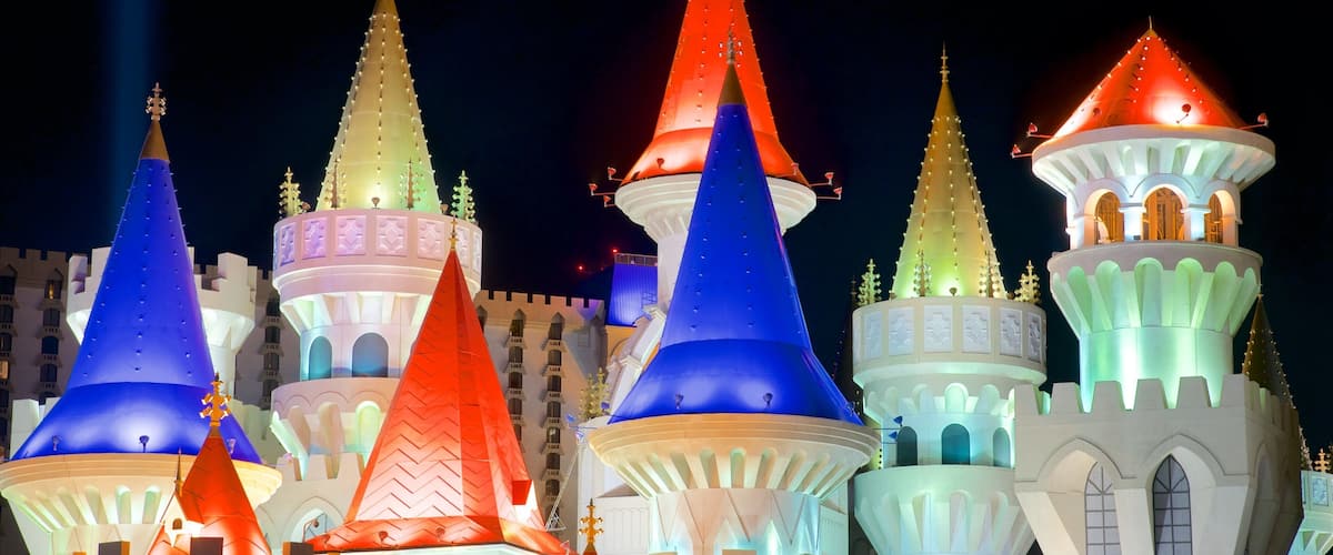 Las Vegas que incluye un castillo y escenas nocturnas
