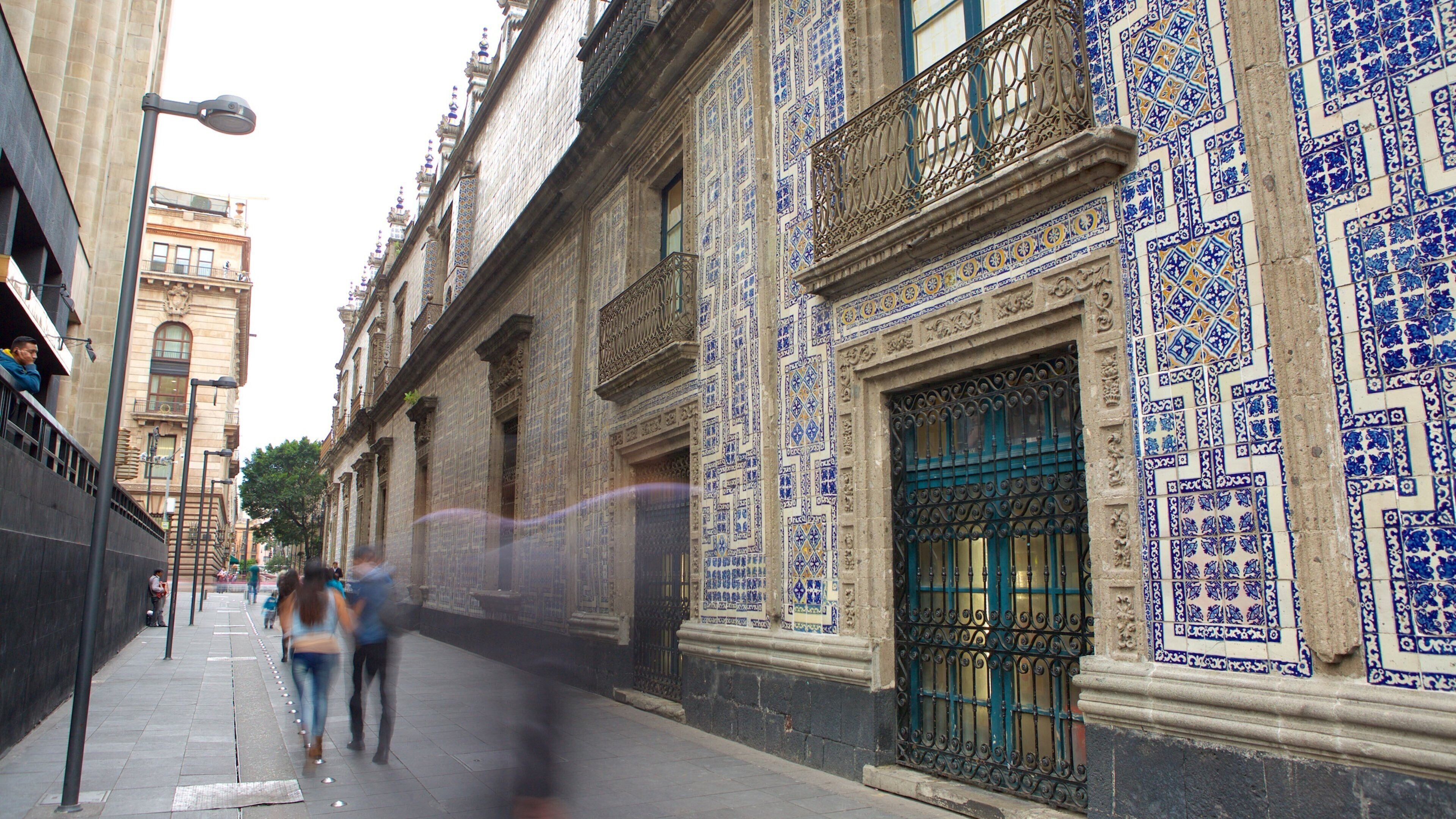 Mexico City featuring street scenes and heritage architecture as well as a small group of people