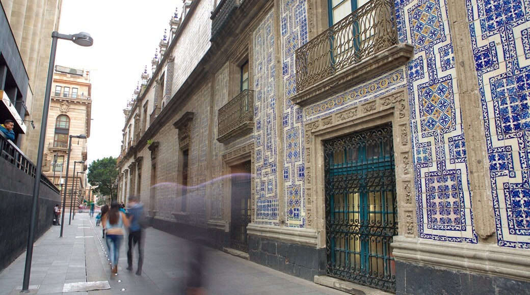 Mexico-Stad inclusief straten en historische architectuur en ook een klein groepje mensen