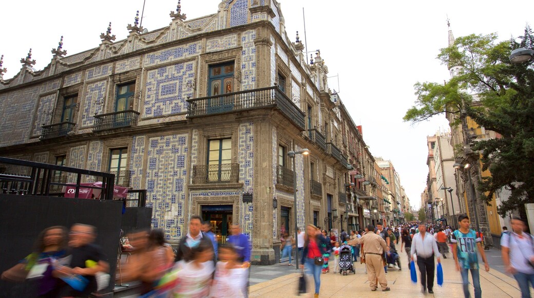 Mexico-Stad toont straten en historische architectuur en ook een grote groep mensen