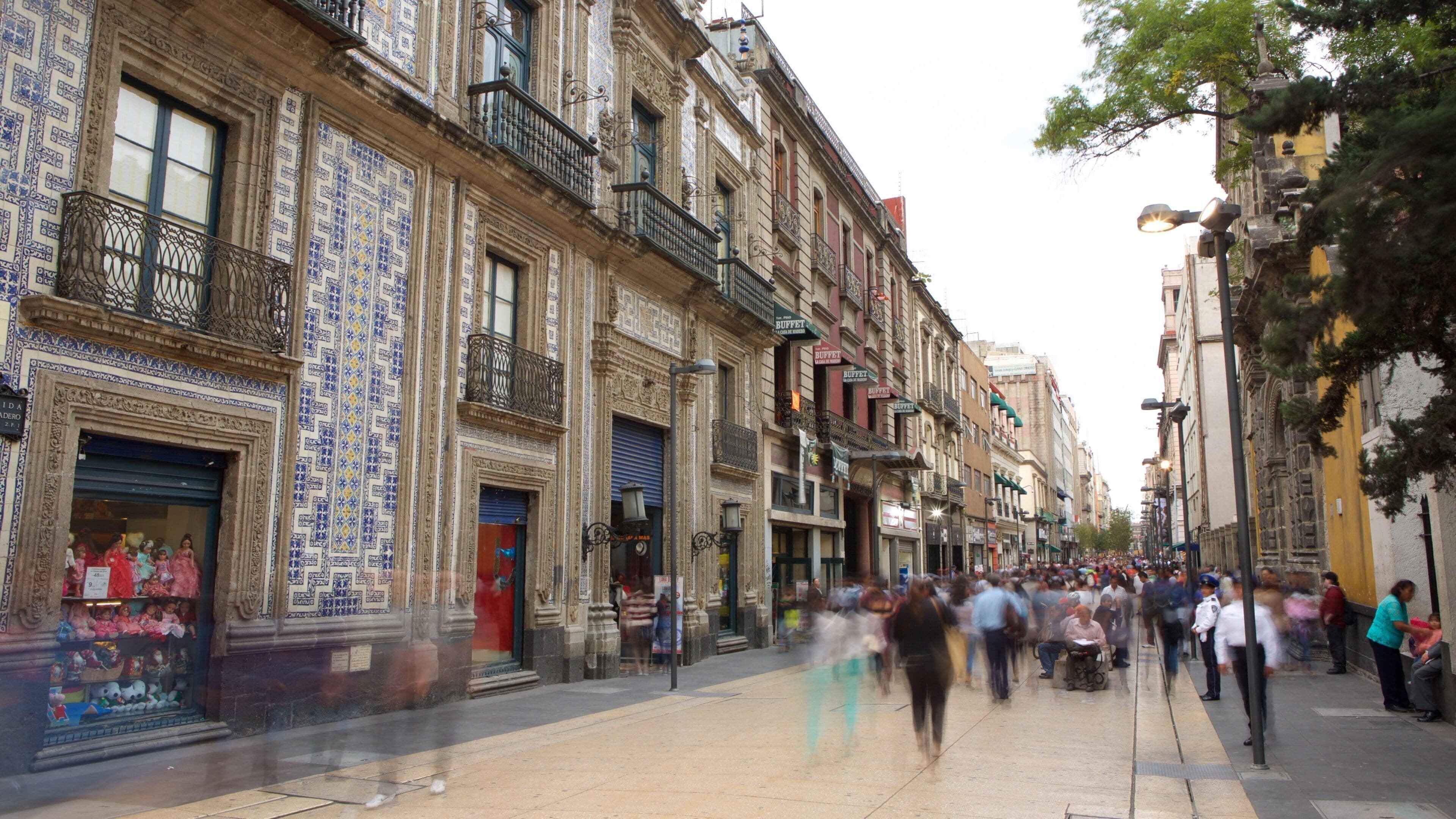 Mexico by som inkluderer gatescener og historisk arkitektur i tillegg til en stor gruppe med mennesker