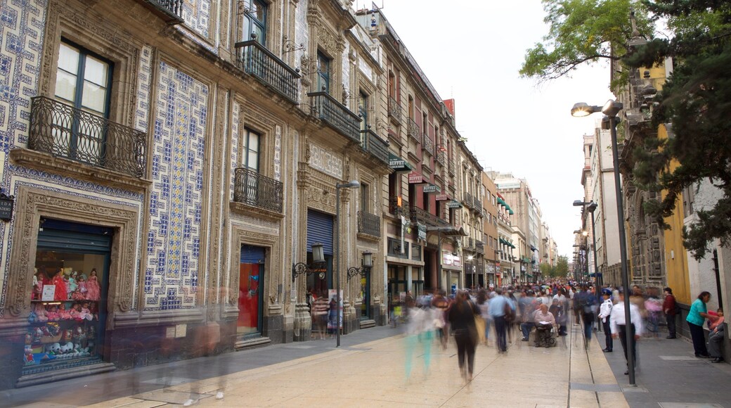 Mexico by som inkluderer gatescener og historisk arkitektur i tillegg til en stor gruppe med mennesker