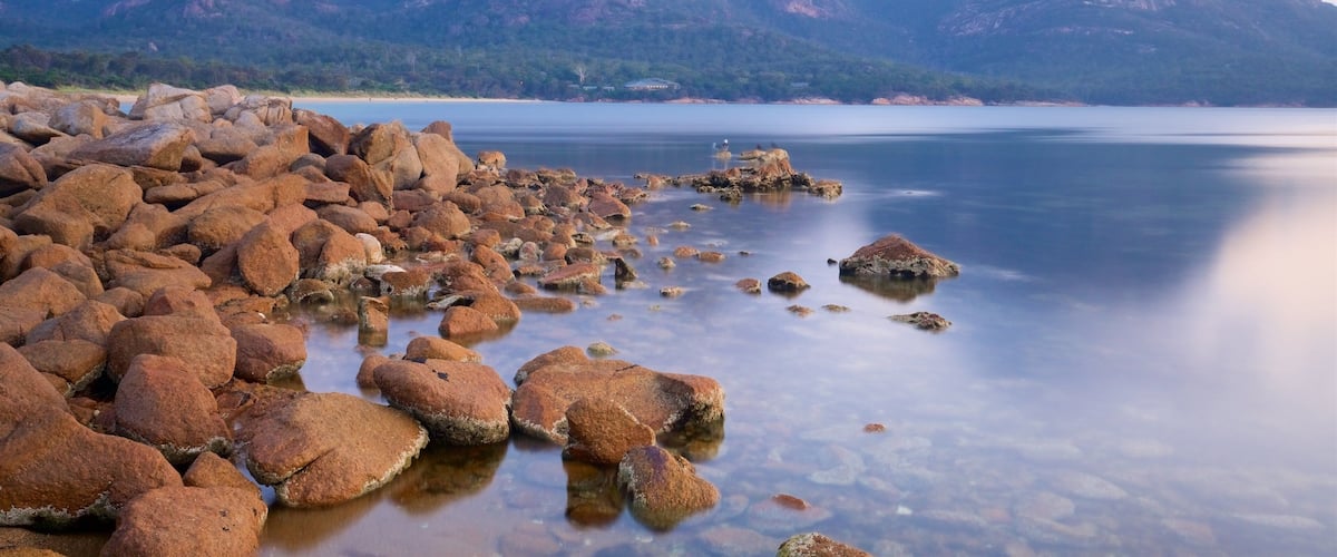 Coles Bay que inclui paisagens litorâneas, litoral acidentado e montanhas