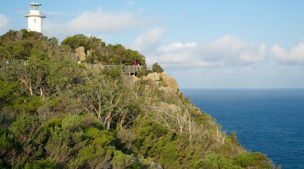 Coles Bay mostrando paisagens, um farol e paisagens litorĂąneas