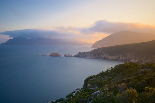 Coles Bay mit einem schroffe KĂŒste, allgemeine KĂŒstenansicht und Sonnenuntergang