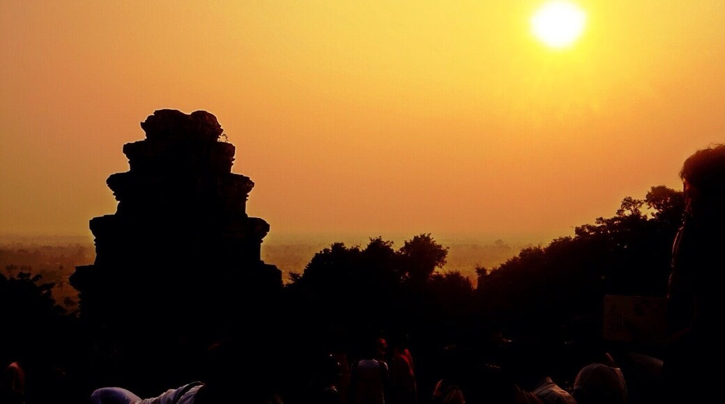 sunset at the Hindu mountain temple of Pnom Bakheng, Siem Reap.