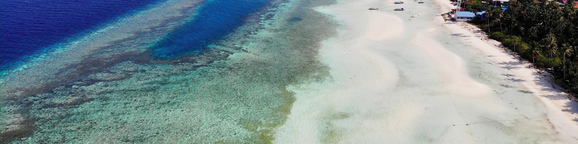 White sandy beach and deep blue colours ocean