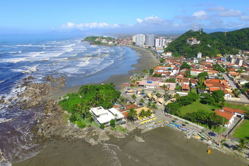Une ville côtière dotée d’une plage, d’une côte rocheuse et d’immeubles d’habitation.
