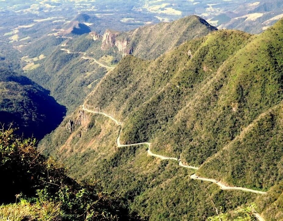 Maravilhosa rodovia na Serra do Rio do Rastro no estado do Paraná, Brasil.
Wonderful highway in the Serra do Rio do Rastro in the state of Santa Catarina, Brazil.
#OnTheRoad