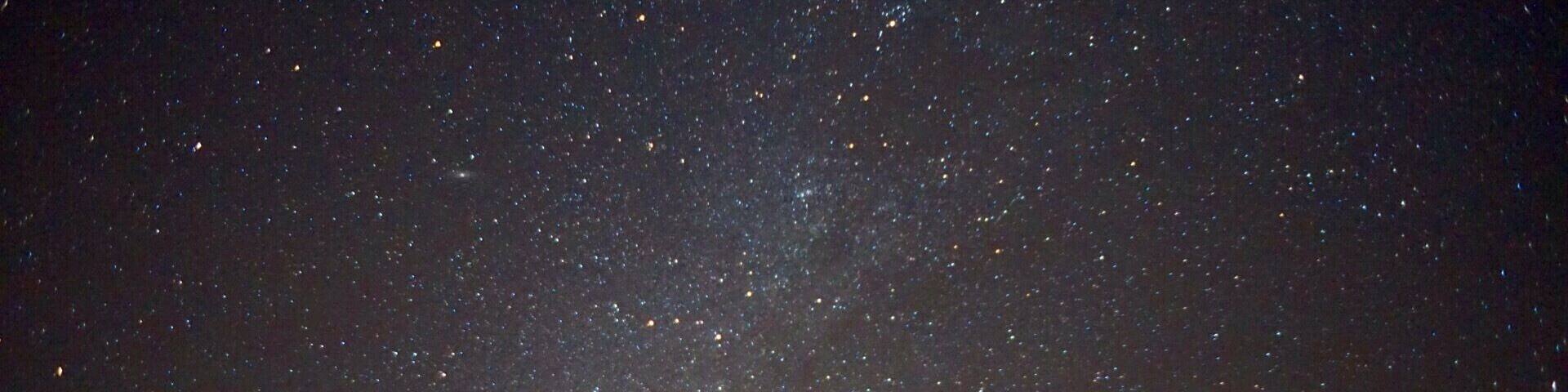 Un cielo estrellado sobre un paisaje montañoso.