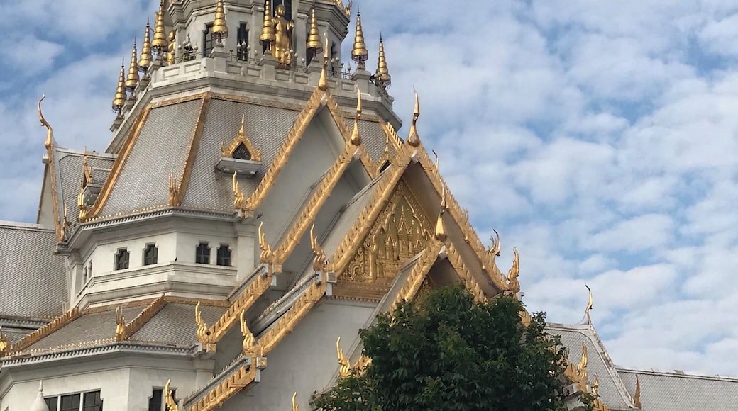Wat Sothonwararam is a temple in Chachoengsao Province, Thailand. Located in the Municipality of Mueang Chachoengsao alongside the Bang Pakong River, it was initially named âWat Hong,â and was built in the late Ayutthaya period.
The temple has the âLuangpho Phuttha Sothon,â the revered Buddha image of Chachoengsao province, which is 1.48 metres high, with a lap width of 1.65 metres.
#WatSothonWararamWorawihan #Chachoengsao #Thailand