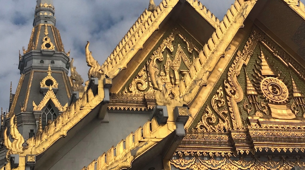 Wat Sothonwararam is a temple in Chachoengsao Province, Thailand. Located in the Municipality of Mueang Chachoengsao alongside the Bang Pakong River, it was initially named âWat Hong,â and was built in the late Ayutthaya period.
The temple has the âLuangpho Phuttha Sothon,â the revered Buddha image of Chachoengsao province, which is 1.48 metres high, with a lap width of 1.65 metres.
#WatSothonWararamWorawihan #Chachoengsao #Thailand