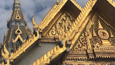 Wat Sothonwararam is a temple in Chachoengsao Province, Thailand. Located in the Municipality of Mueang Chachoengsao alongside the Bang Pakong River, it was initially named ‘Wat Hong,’ and was built in the late Ayutthaya period.
The temple has the ‘Luangpho Phuttha Sothon,’ the revered Buddha image of Chachoengsao province, which is 1.48 metres high, with a lap width of 1.65 metres.
#WatSothonWararamWorawihan #Chachoengsao #Thailand