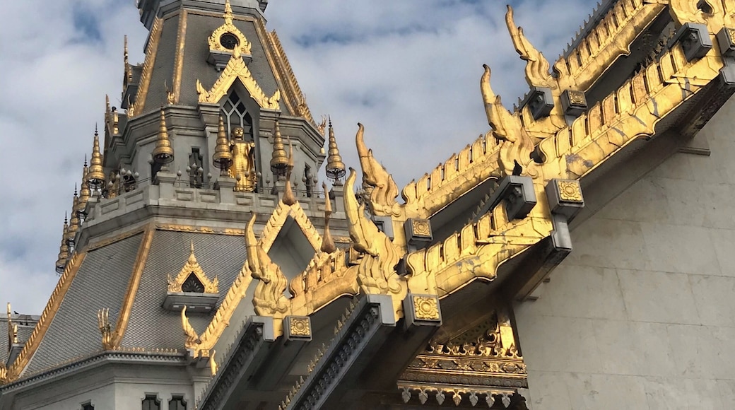 Wat Sothonwararam is a temple in Chachoengsao Province, Thailand. Located in the Municipality of Mueang Chachoengsao alongside the Bang Pakong River, it was initially named âWat Hong,â and was built in the late Ayutthaya period.
The temple has the âLuangpho Phuttha Sothon,â the revered Buddha image of Chachoengsao province, which is 1.48 metres high, with a lap width of 1.65 metres.
#WatSothonWararamWorawihan #Chachoengsao #Thailand