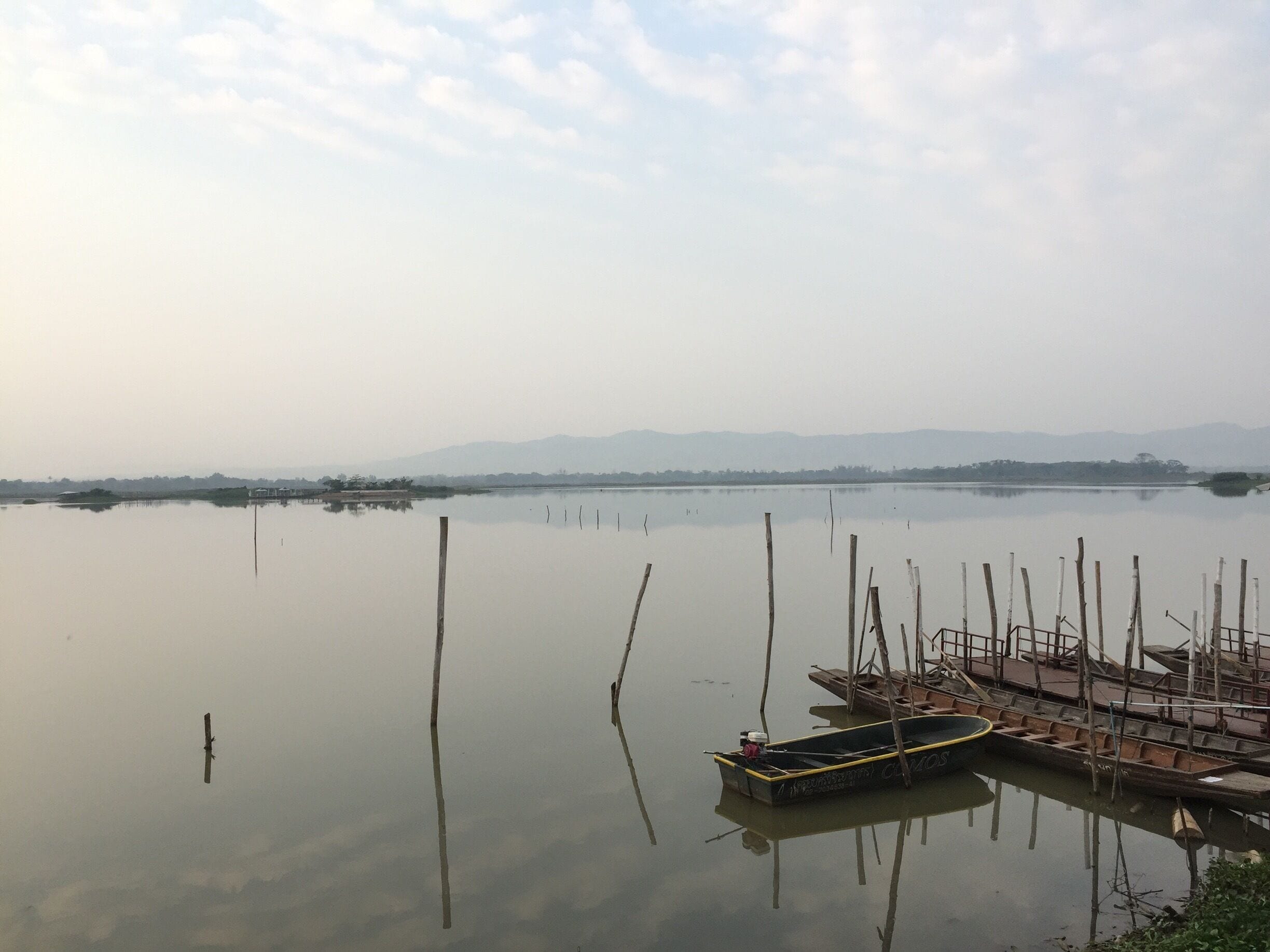 Fishing canoe at Phayao lake, Phayao province, northern of Thailand 🛶 