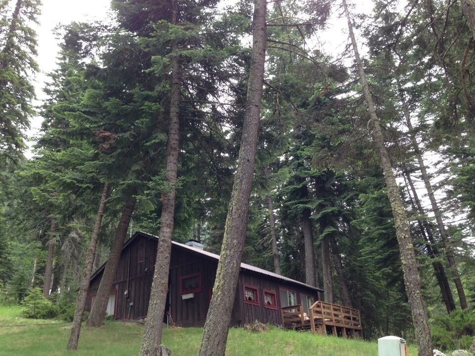 This is a cool cabin I stayed in while visiting Wallowa Lake in Northeast Oregon. I hiked, barbecued and swam in the lake nearby. It was a nice getaway from the city life I was used to. #lifeatexpedia