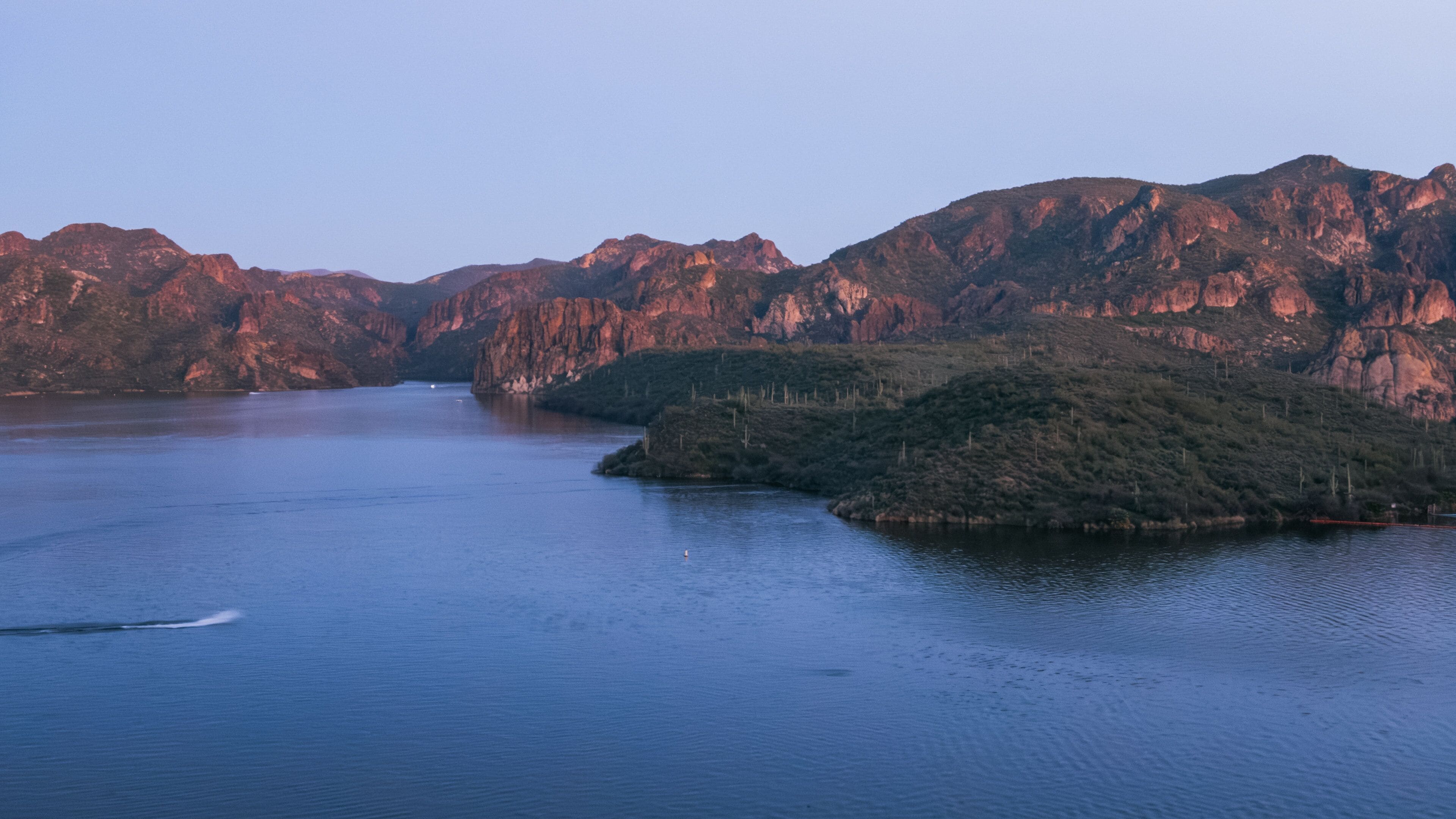Saguaro Lake showing mountains and a lake or waterhole