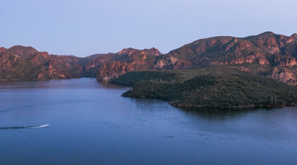 Saguaro Lake showing mountains and a lake or waterhole