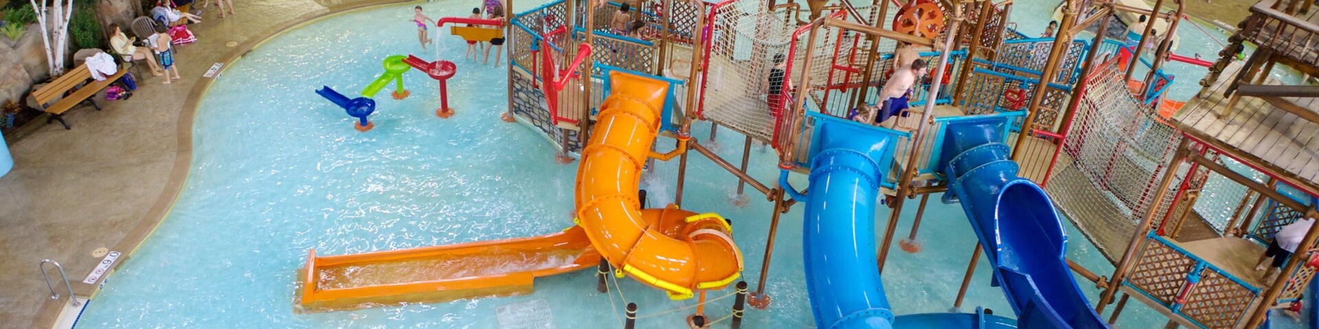 Water Park of America caracterizando uma piscina, passeios e um parque aquático