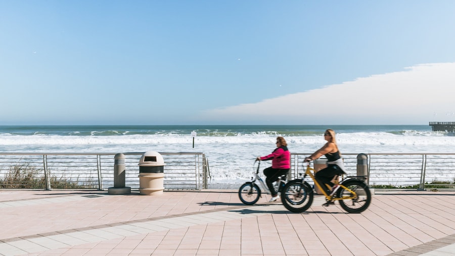 Daytona Beach Boardwalk showing cycling and general coastal views