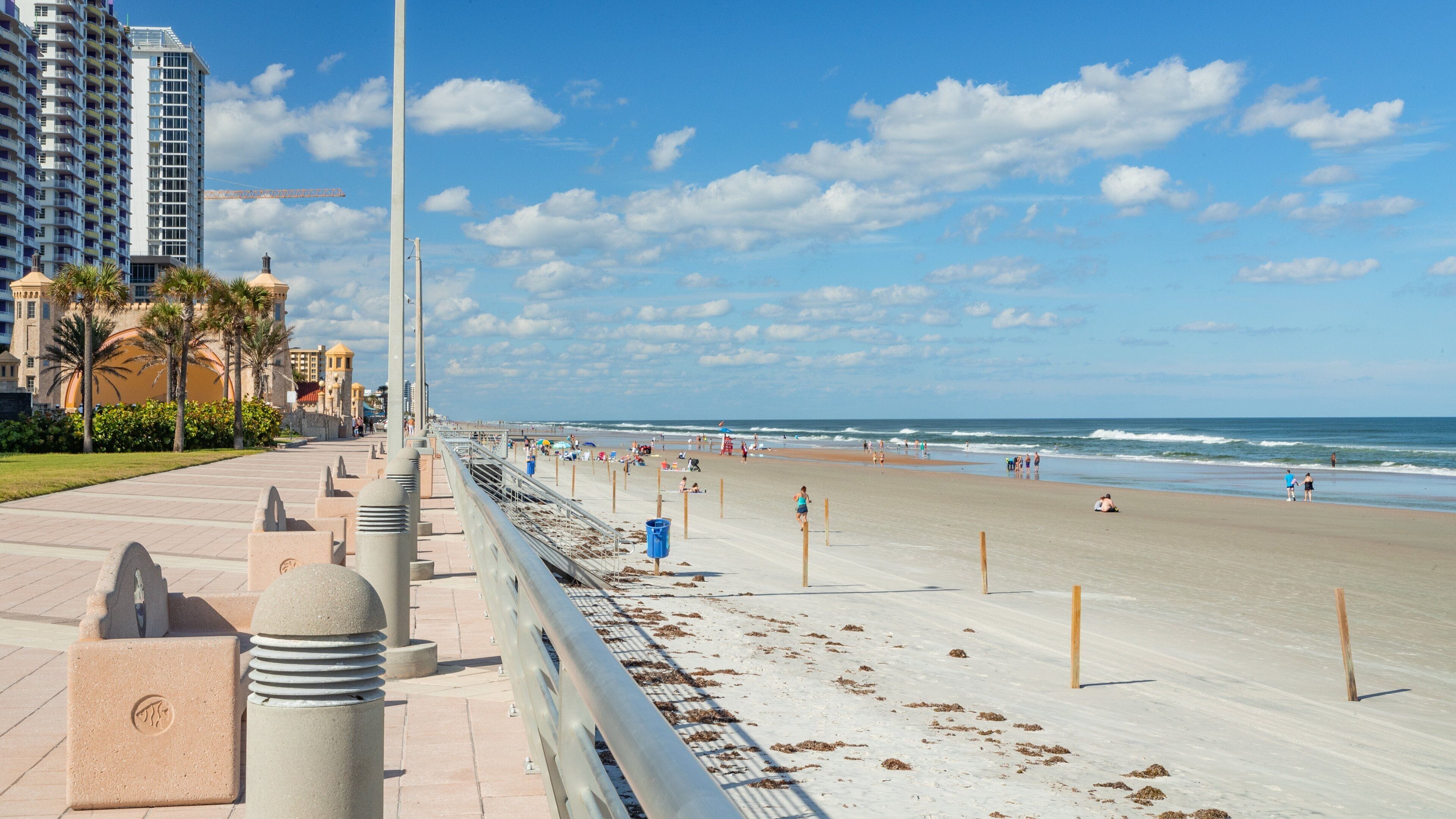 Daytona Beach Boardwalk which includes general coastal views and a beach