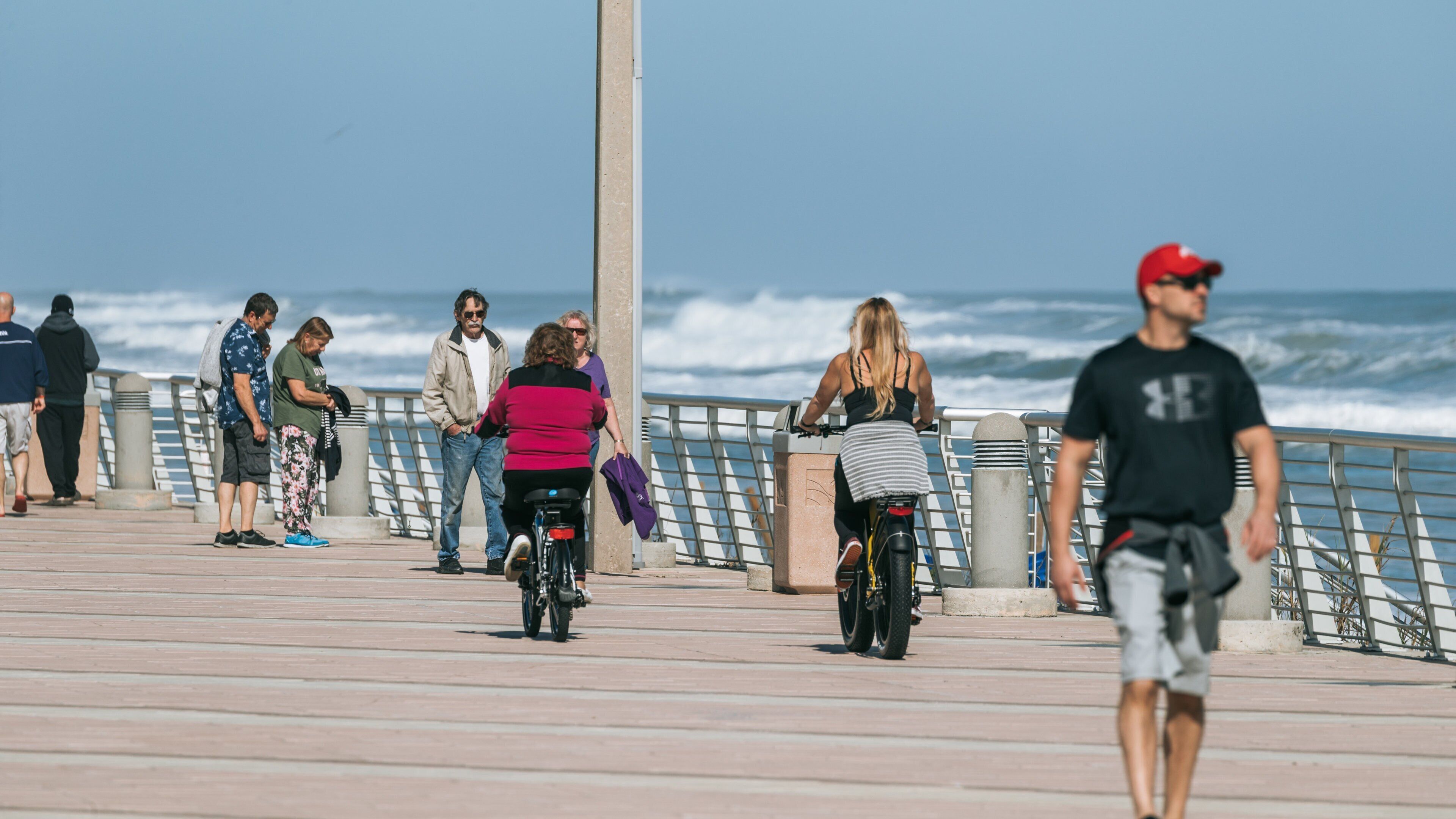 Daytona Beach Boardwalk which includes general coastal views and street scenes