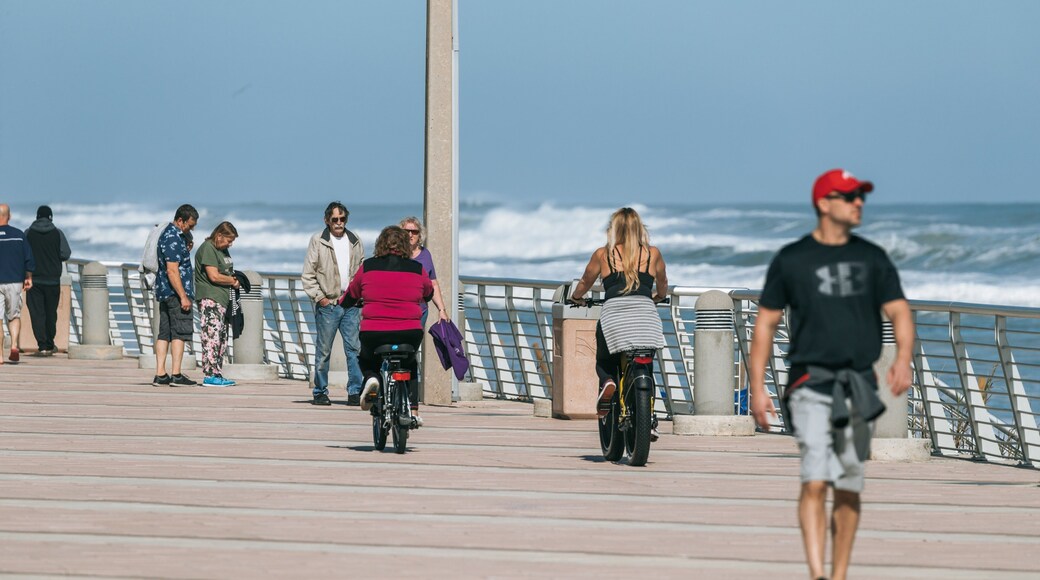 Daytona Beach Boardwalk which includes general coastal views and street scenes