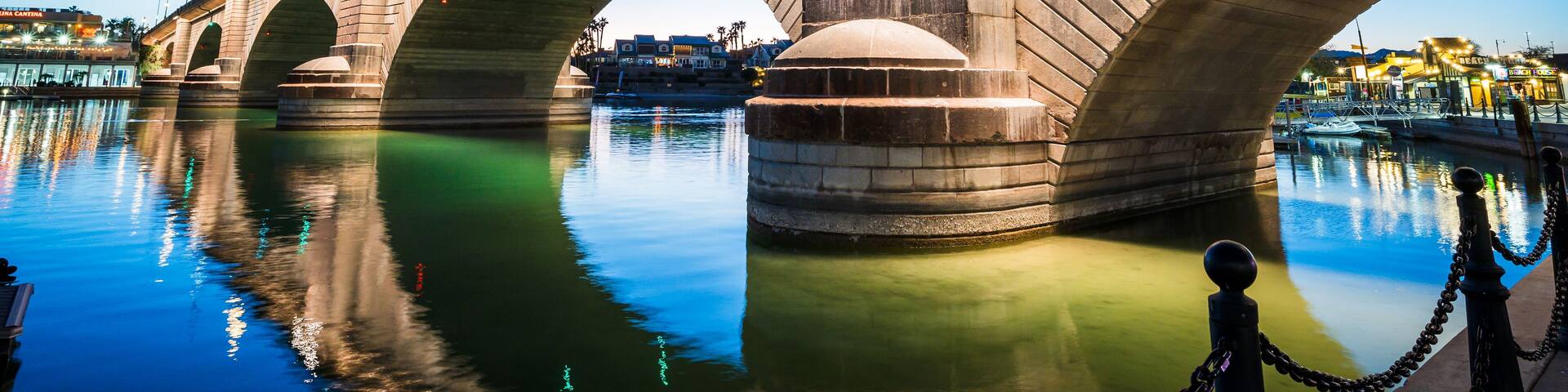 Un puente de piedra con varios arcos sobre un cuerpo de agua.