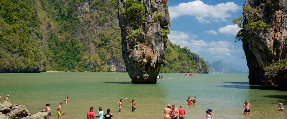 Phang Nga có tính năng bơi lội, cảng hoặc vịnh và bờ biển lởm chởm