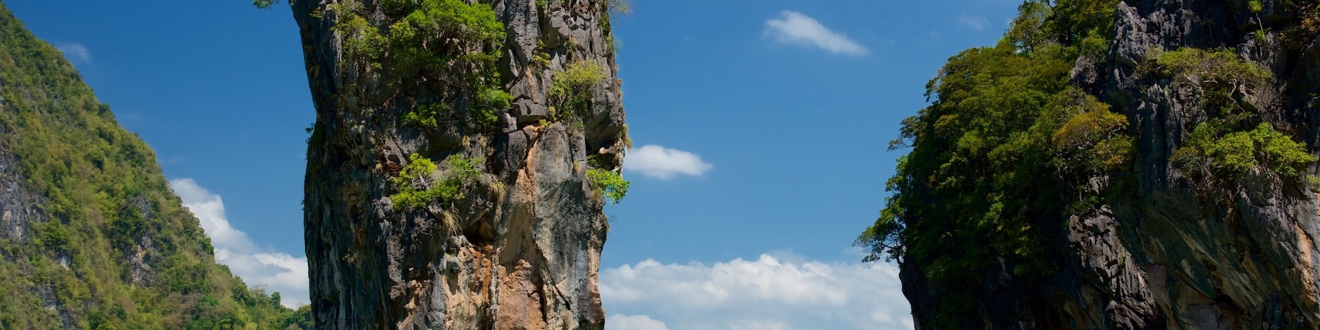 Phang Nga que incluye una bahía o un puerto y costa rocosa