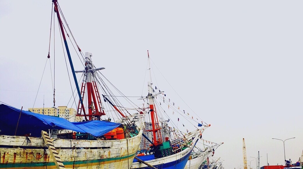 No permanence is ours. We are a wave that flows to fit whatever it finds. #sundakelapa #oldharbour #jakarta đźđ©