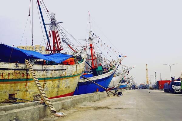No permanence is ours. We are a wave that flows to fit whatever it finds. #sundakelapa #oldharbour #jakarta 🇮🇩