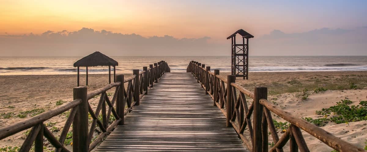 The beach of grussaí is in São João da Barra, 4 hours from the center of Rio, a place known for its beautiful beaches and the ruins of Atafona, where we find several houses being swallowed by the sea.