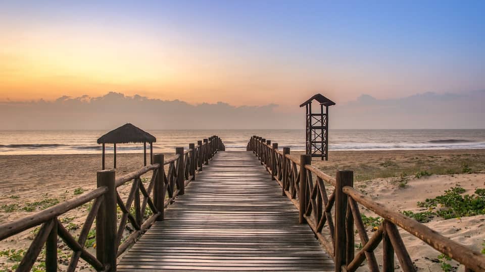 The beach of grussaí is in São João da Barra, 4 hours from the center of Rio, a place known for its beautiful beaches and the ruins of Atafona, where we find several houses being swallowed by the sea.