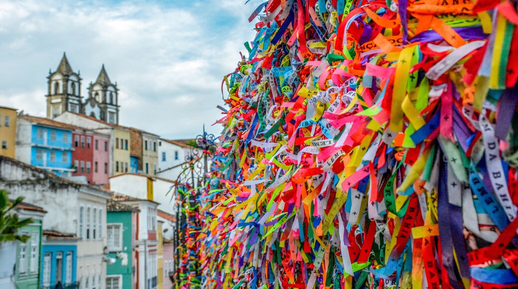 Un vibrante conjunto de cintas y etiquetas, con una iglesia histórica y edificios coloridos al fondo.