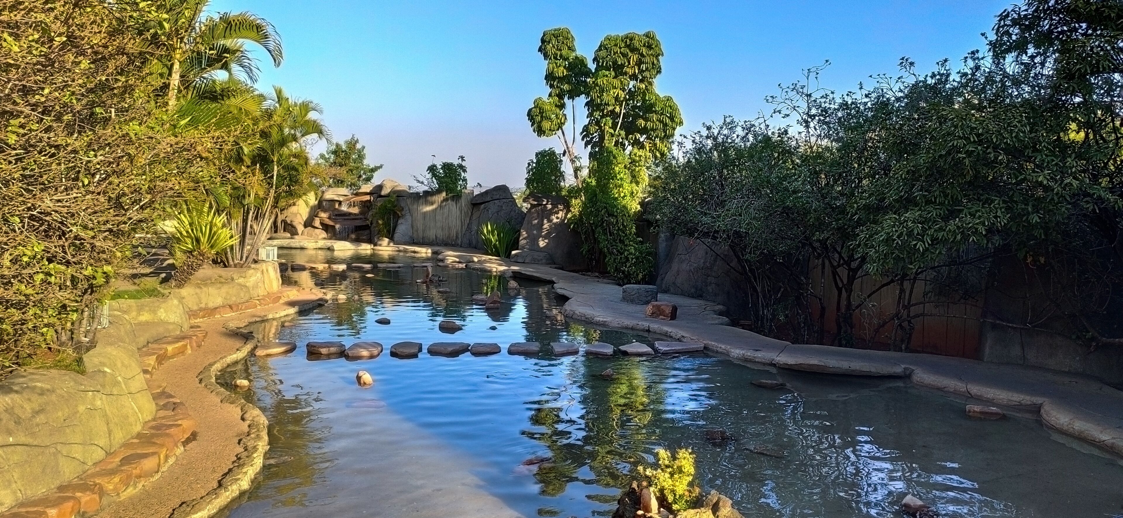 Linda fonte ornamental com lago e muitas pedra, localizada em parque de Caldas Novas no município de Goias, Brasil.