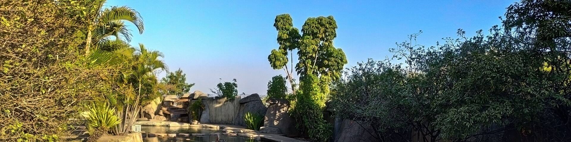 Linda fonte ornamental com lago e muitas pedra, localizada em parque de Caldas Novas no município de Goias, Brasil.