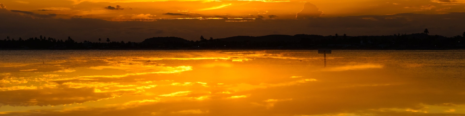 Reflexo do pôr-do-sol na praia de Serrambi.