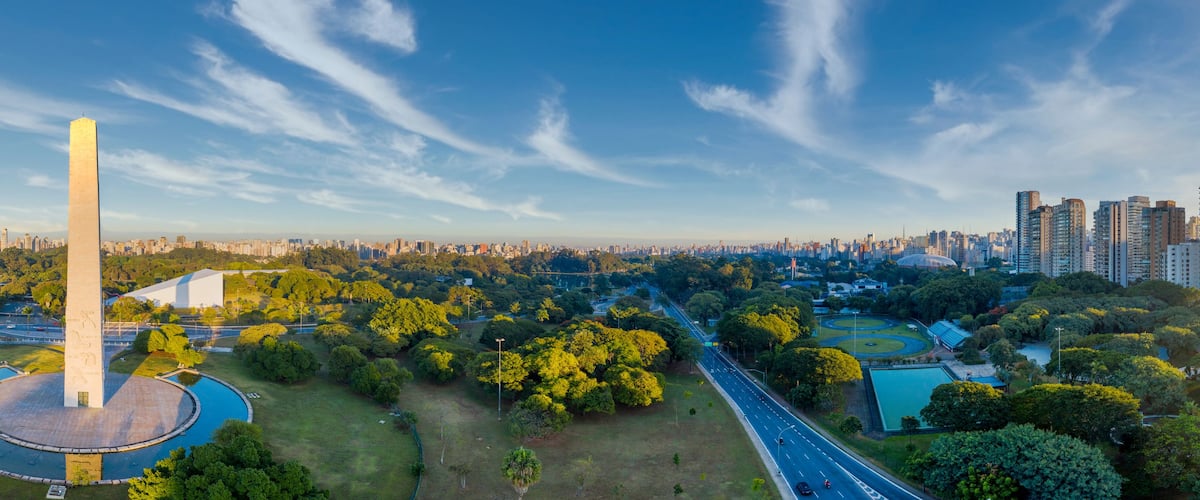 Paisagem urbana com um monumento importante, edifícios densos e áreas verdes.