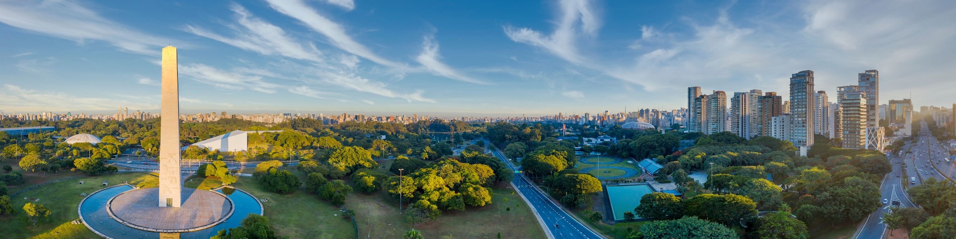 Un paisaje urbano con un monumento destacado, edificios densos y áreas verdes.