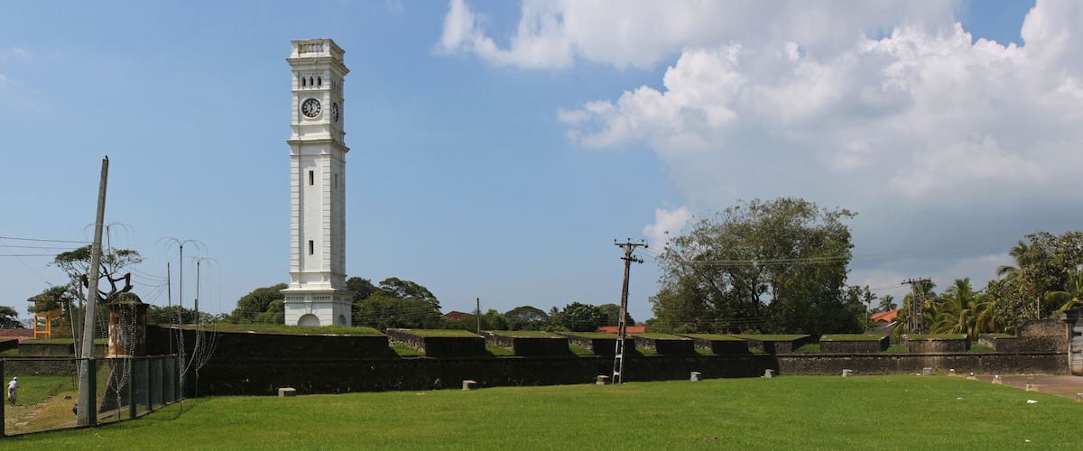 Fort von Matara in Sri Lanka mit Uhrturm, Festunsmauern, Schießscharten und Tor als Panorama