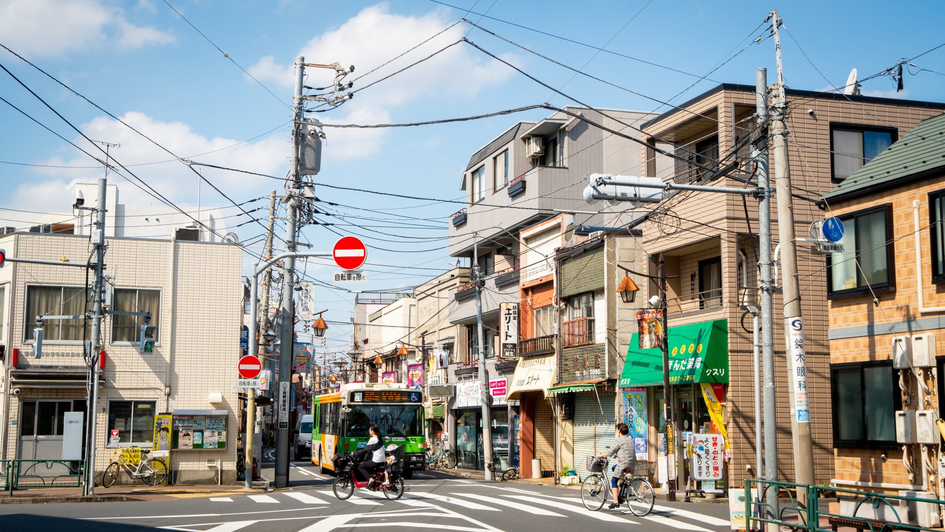 Minaminagasaki which includes street scenes and a city
