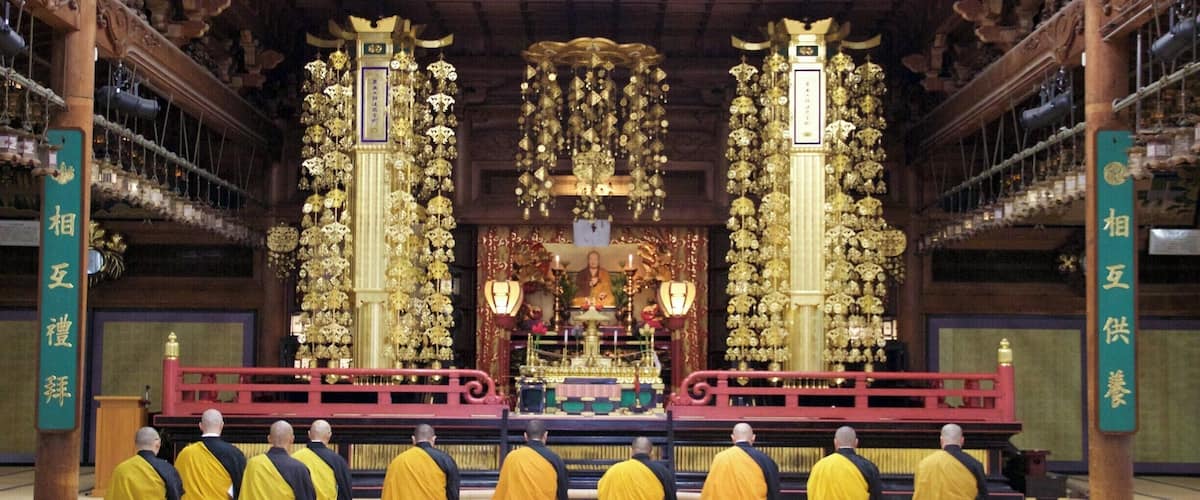 Guided Shingon Buddhist meditation in Mt Koya.
#manmademiracles #lifeatexpedia