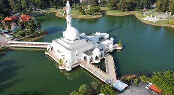 Malaysia, kuala Terengganu 5 ogos 2021 : Tengku Tengah Zaharah Mosque or floating mosque is famous in Malaysia and Terengganu