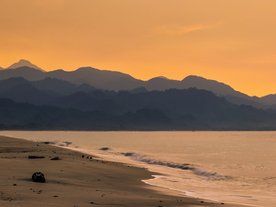 Captured the Dinadiawan Coastline During Sunrise Dawn, with the Dipaculao mountain Range on Background..
Dinadiawan Beach is a potential Tourist Destination in the Northern part of the Philippines facing Pacific Ocean. A good Spot for Sunrise chasing... #Natures #Nature