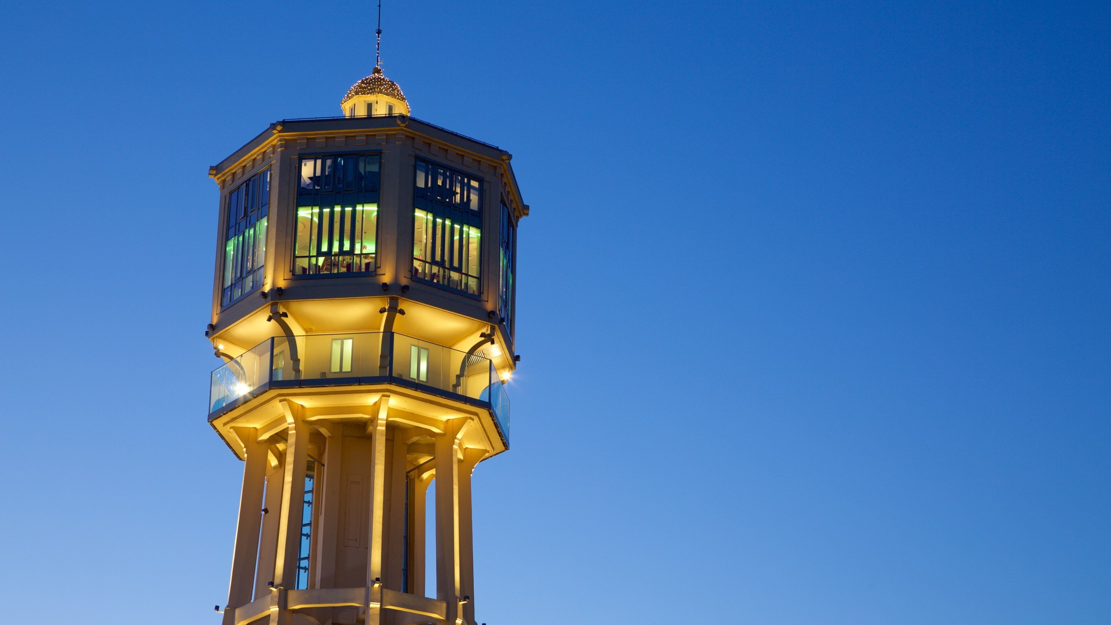 Siófok mostrando escenas de noche, arquitectura patrimonial y un monumento